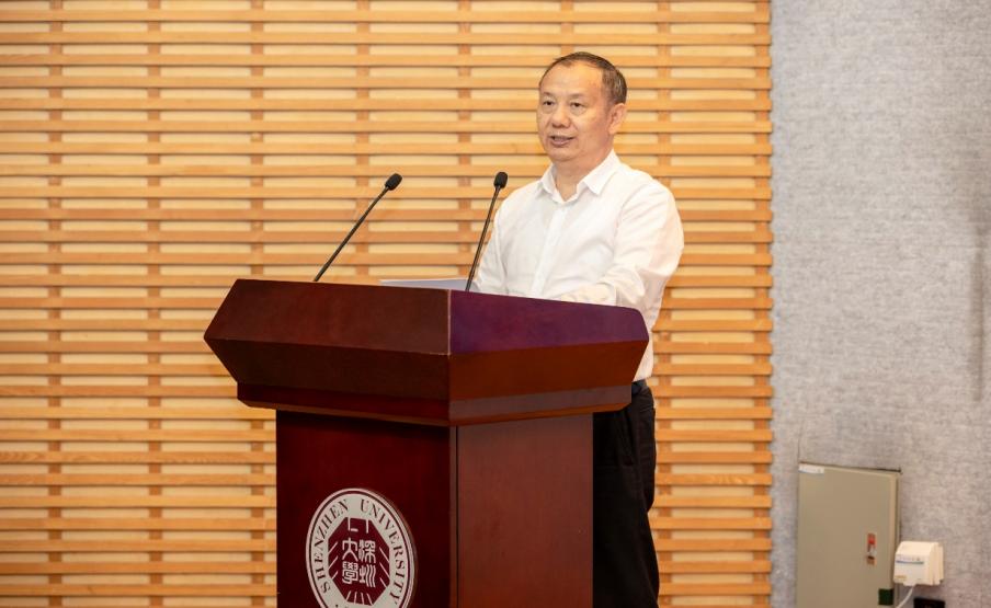 有鐘表的建筑的門中度可信度描述已自動生成