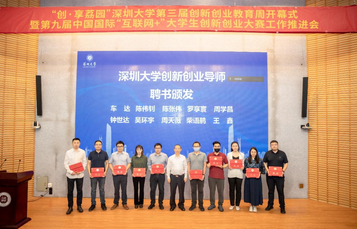 一群人站在一起合影描述已自動生成